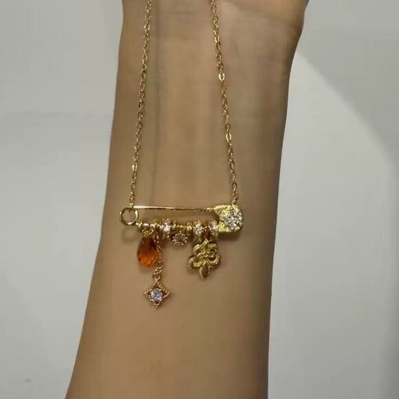 VINTAGE GLAM! Gold Tone Safety Pin Necklace - Picture 2 of 2